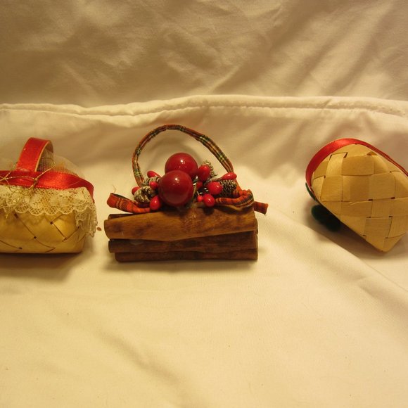VTG 80'S SET OF 3 COUNTRY/RUSTIC STYLE ORNAMENTS, BASKETS & FIREWOOD BUNDLE - Picture 6 of 6